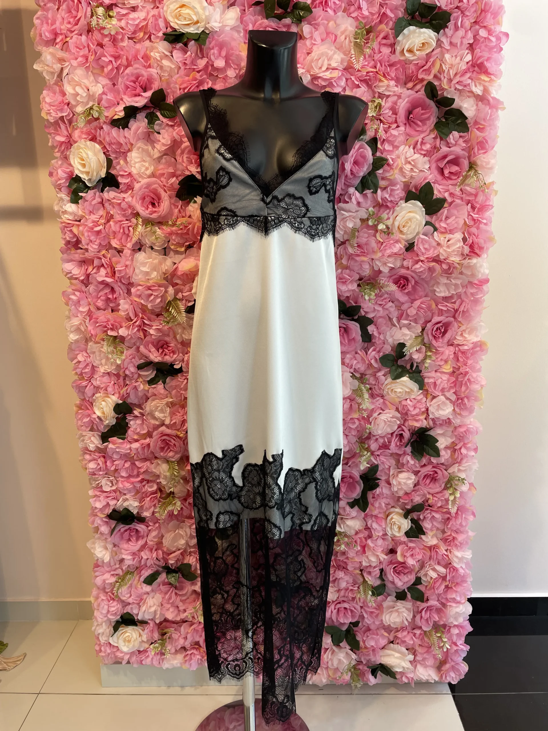 Φόρεμα lingerie λευκό με μαύρη δαντέλα - Image 3