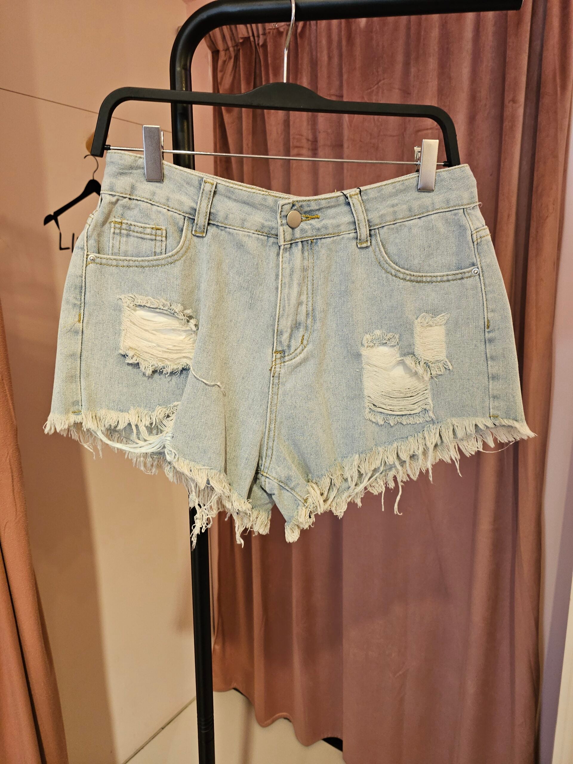 Denim σορτς σε ανοιχτό μπλε χρώμα. - Image 3